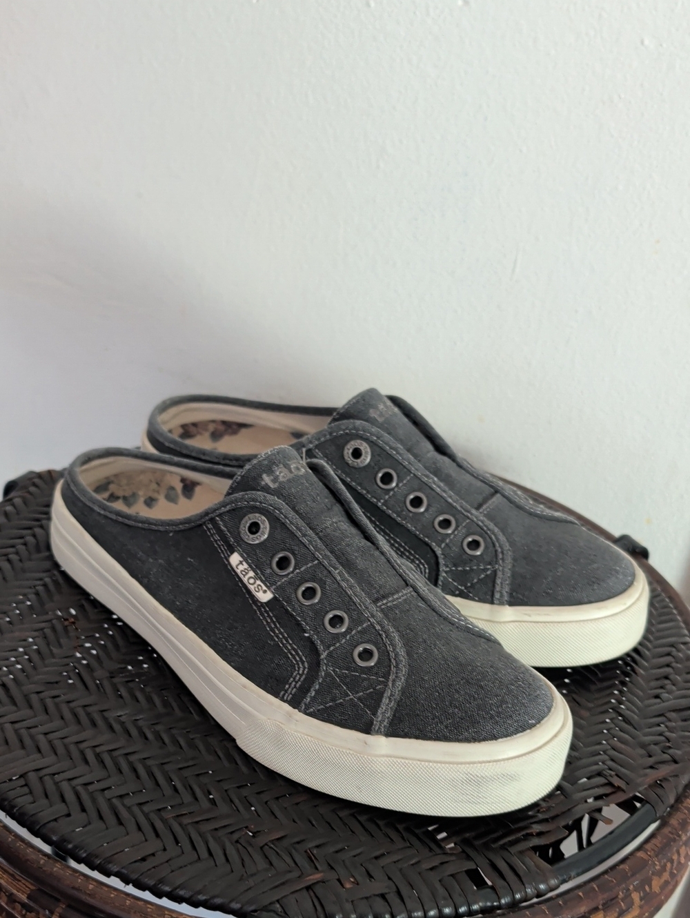 Taos EZ Soul Mule Sneakers Women’s Size 8.5 Charcoal Wash Canvas Slip On Comfort